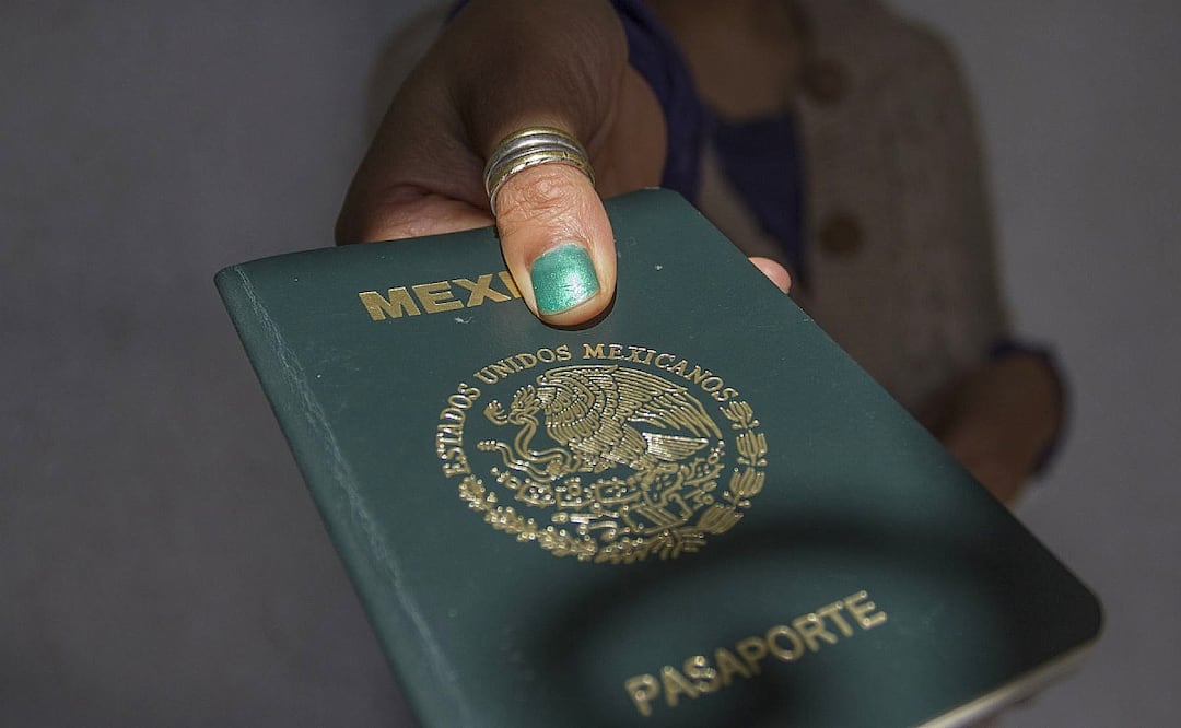 ¿Sin pasaporte a días de tu viaje? Así puedes recuperarlo sin contratiempos. (Foto: Cuartoscuro)