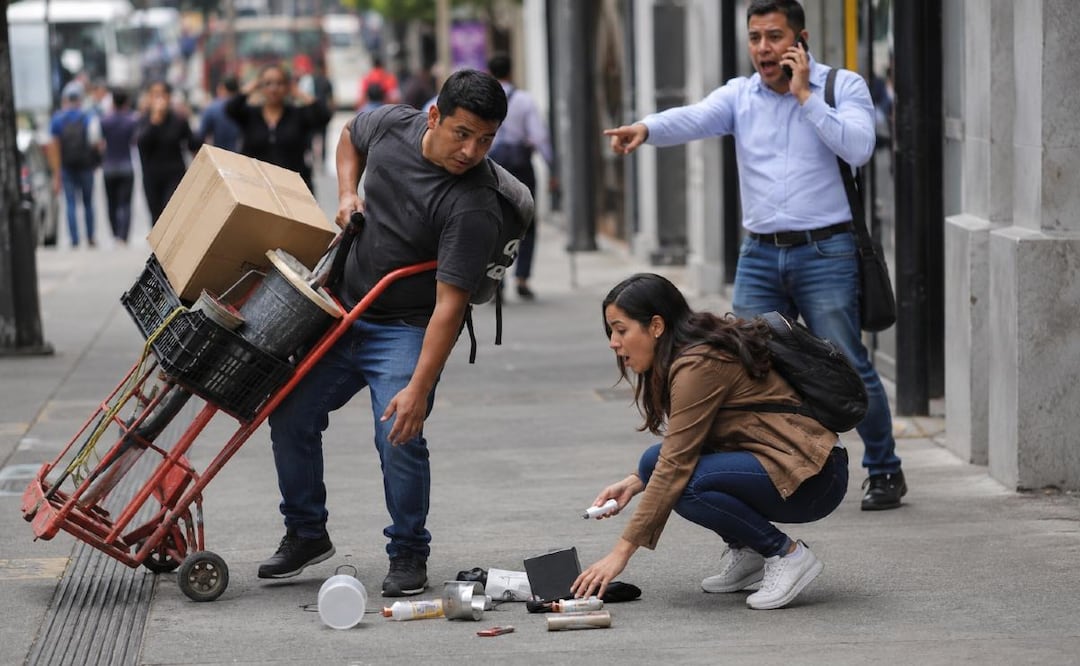 Alerta en CDMX: así opera la nueva estafa del diablito que pone en aprietos a turistas en el Zócalo. (Foto: Creada con IA)