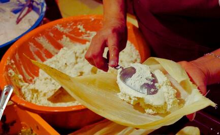 Vende tamales y atole en la calle, y gana más de 4 mil pesos diarios en CDMX