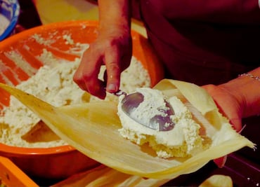 Vende tamales y atole en la calle, y gana más de 4 mil pesos diarios en CDMX