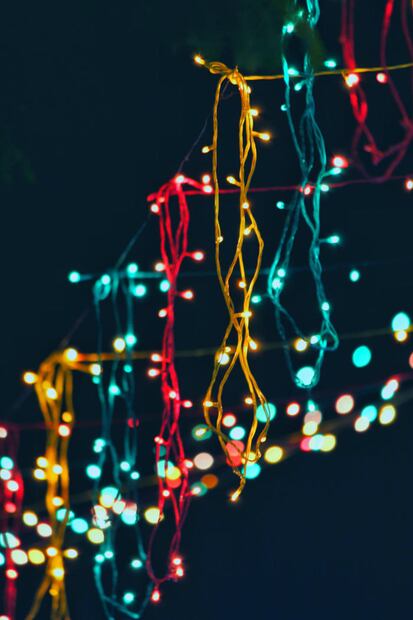 Las luces navideñas pueden amenizar tu hogar en diciembre, pero debes tomar precauciones. (Foto: Pexels)