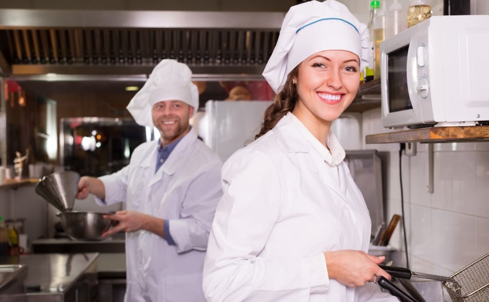 Canadá ofrece empleo para ayudante de cocina con sueldo de 30 mil pesos al mes y transporte incluido. (Foto: Canva)