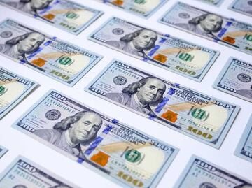 Dólar rebasa los 21 pesos en estos 5 bancos; guerra de aranceles entre EU y China afecta a México