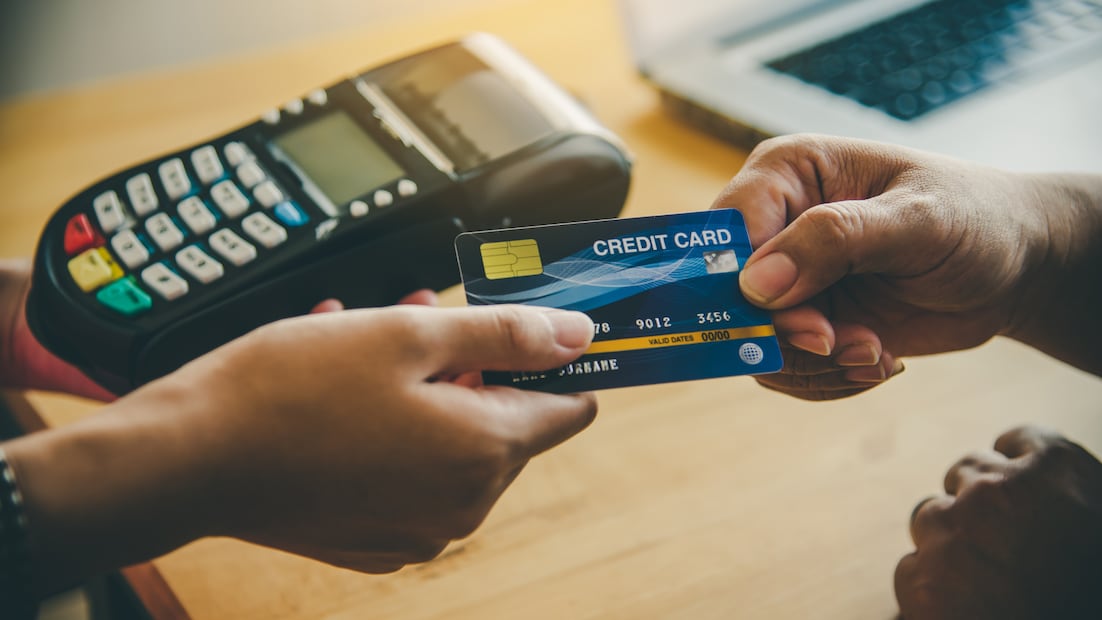 Profeco dice que cobrar comisión por pagar con tarjeta es ilegal (Foto: Canva)