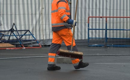 Cuánto gana un barrendero de la Ciudad de México. Prestaciones y diferencias por edad y género