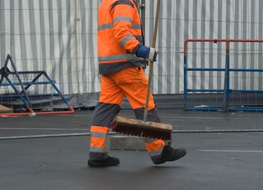 Cuánto gana un barrendero de la Ciudad de México. Prestaciones y diferencias por edad y género