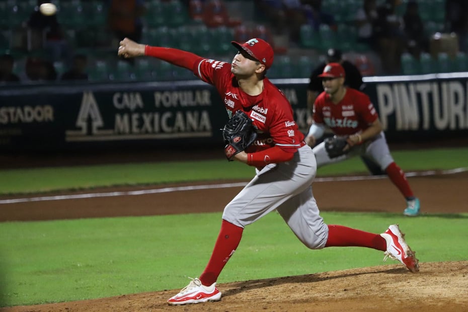 Los miércoles de temporada regular, las mujeres pueden entrar al estadio de los Diablos Rojos por solo 1 peso (Foto: Cuartoscuro)