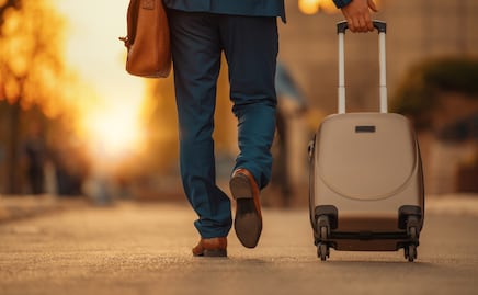 ¿Cómo empezar a viajar con poco dinero? Explora el mundo sin pagar hospedaje y otros secretos