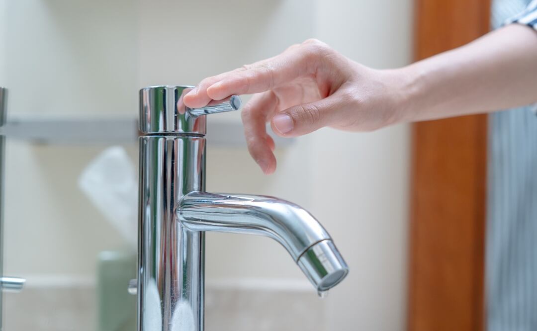 Conoce cómo puedes ahorrarte unos pesos en el recibo del agua. (Foto: DeDinero)
