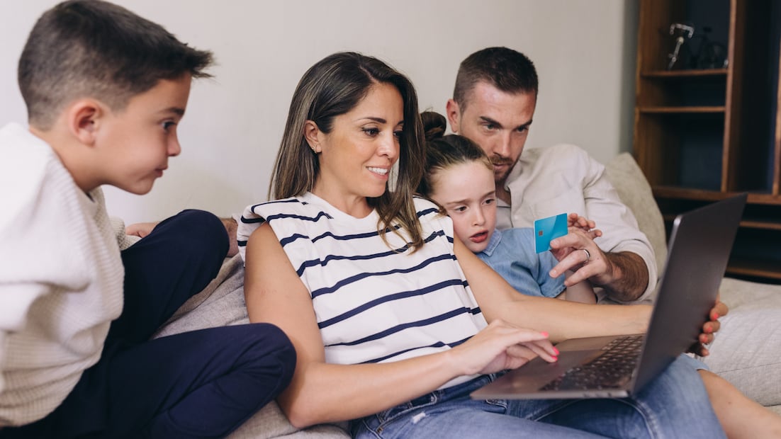 Educar financieramente a tus hijos les da herramientas para ahorrar (Foto: Canva)