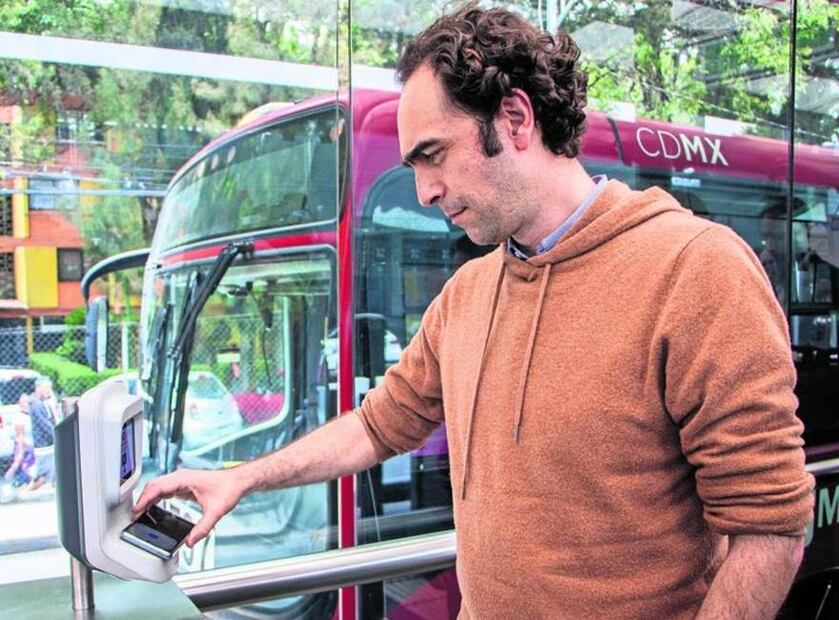 Andrés Lajous, secretario de Movilidad de CDMX, muestra cómo entrar al Metrobús con un smartphone. (Foto: Gabriel Pano/EL UNIVERSAL)