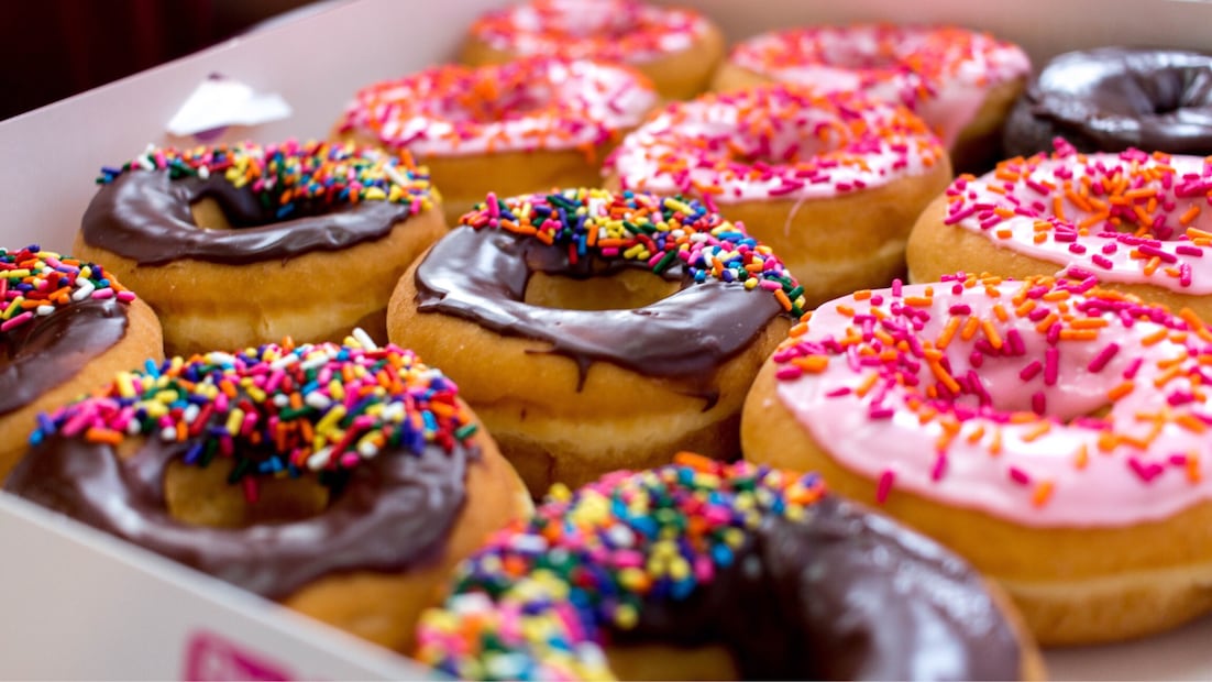 Disfruta el Día de la Dona con promociones especiales de Starbucks y Krispy Kreme disponibles solo el 6 de junio de 2025 (Foto: Canva)