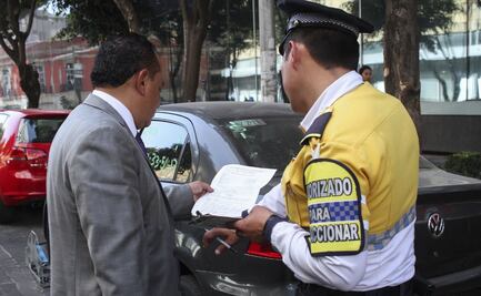 ¿Me pueden multar si manejo sin la licencia de conducir?