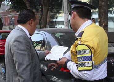¿Me pueden multar si manejo sin la licencia de conducir?