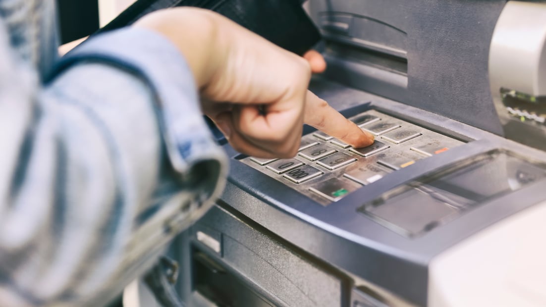 El riesgo invisible en los cajeros automáticos (Foto: Canva)
