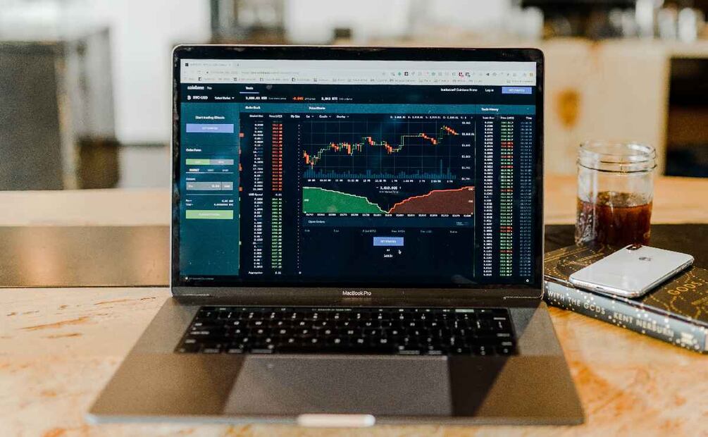 Internet está lleno de supuestos agentes de inversión, aprende a identificarlos. (Foto: Unsplash)