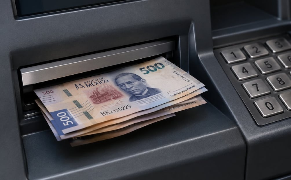 Retirar efectivo en otro banco tiene costo: estas son las comisiones de BBVA, Banorte, Santander. (Foto: Creada con IA)