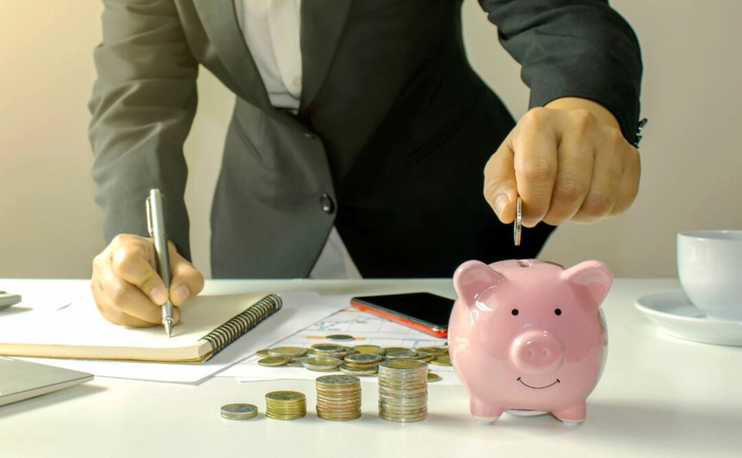 Checa estos tips para administrar mejor tu quincena y evitar quedarte sin dinero a fin de mes. (Foto: DeDinero)
