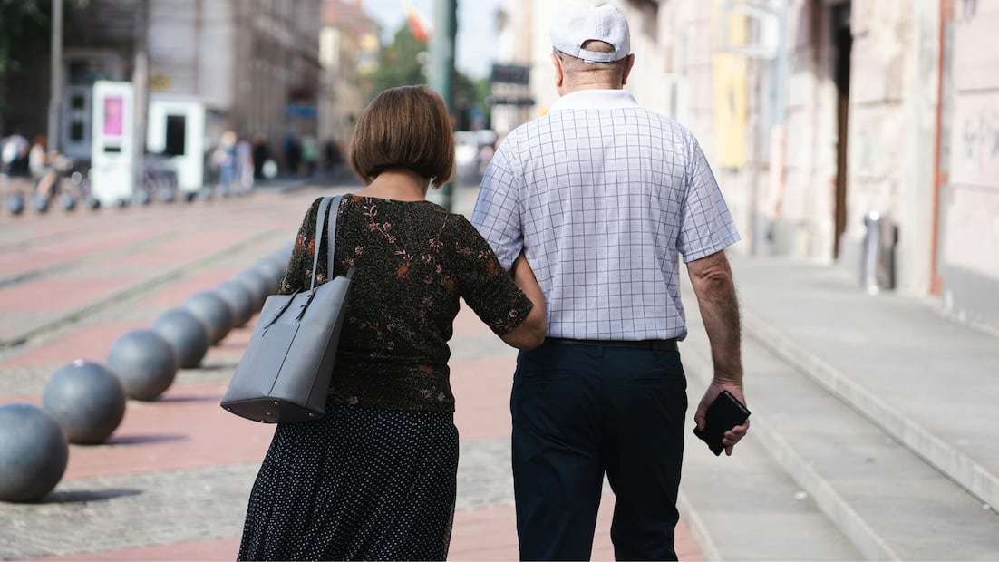 Las personas adultas mayores afiliadas al INAPAM pueden acceder a transporte público gratuito y otros beneficios (Foto: Canva)