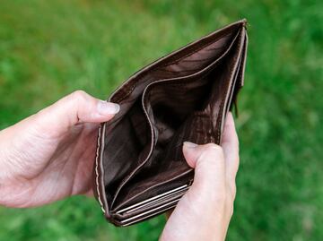 Hábitos que te hacen pobre a los 40 años: Evítalos para construir riqueza cada día