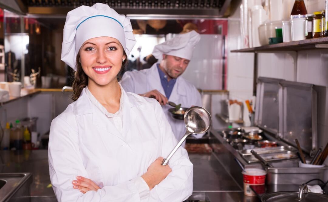 Trabajo en Canadá sin inglés avanzado: buscan ayudante de cocina con sueldo mensual de 30 mil pesos. (Foto: Canva)
