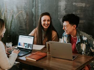 Así es como Harvard Business School incorpora casos de éxito del mundo real en su plan de estudios