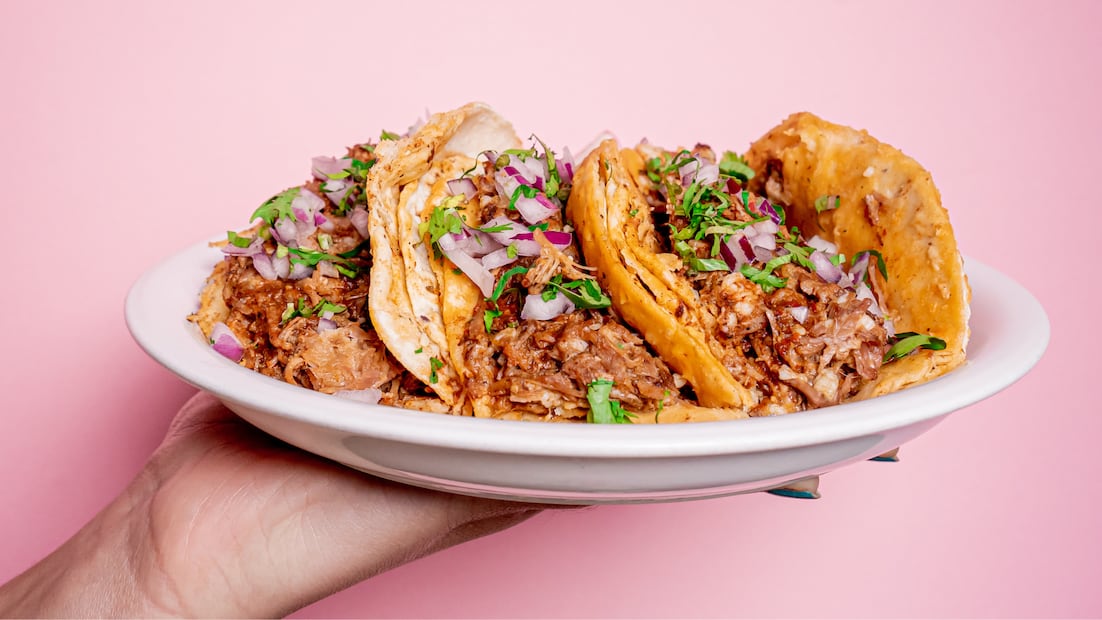 Prepara birria casera para el 15 de septiembre (Foto: Canva)