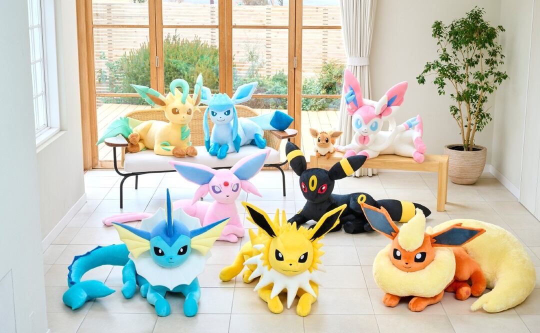Pokémon y sus peluches de tamaño real de las evoluciones de Eevee (Foto: Captura de pantalla-Facebook Pokéshop México)