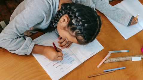 Beneficiarios de la Beca Rita Cetina reciben 3,800 pesos en abril