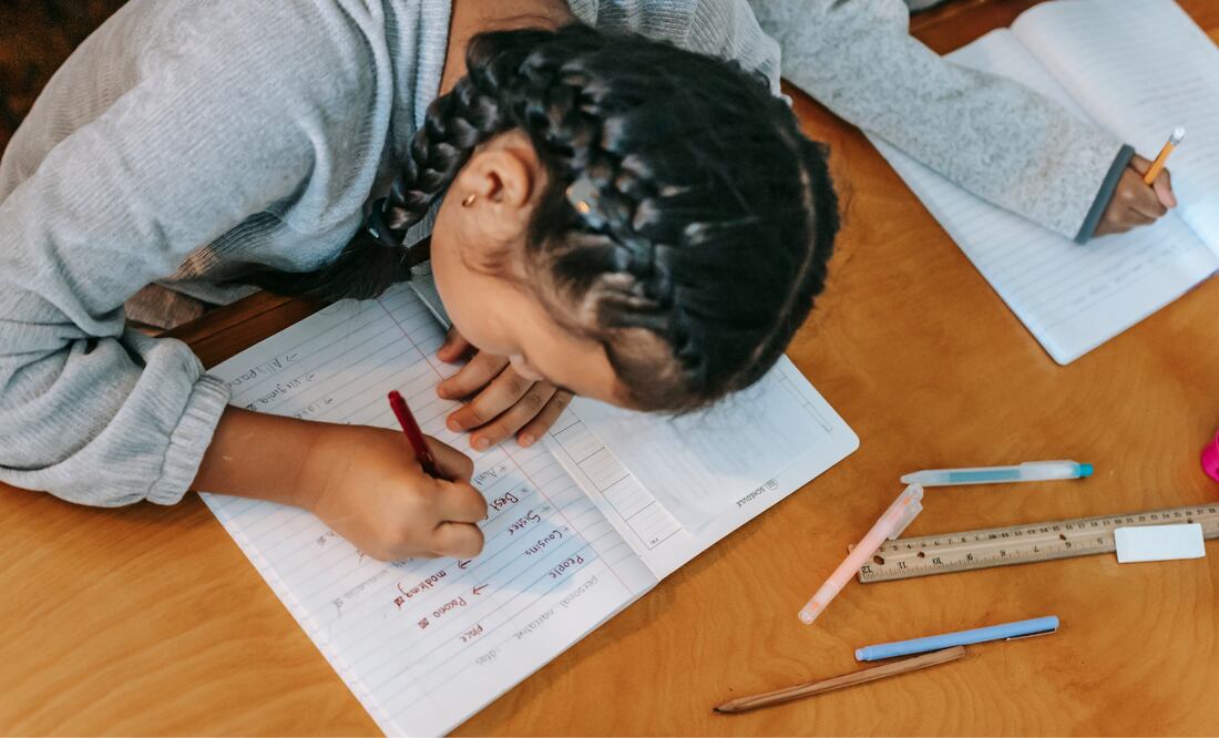 En abril los beneficiarios de la Beca Rita Cetina 2025 recibirán hasta 3,800 pesos (Foto: Canva)