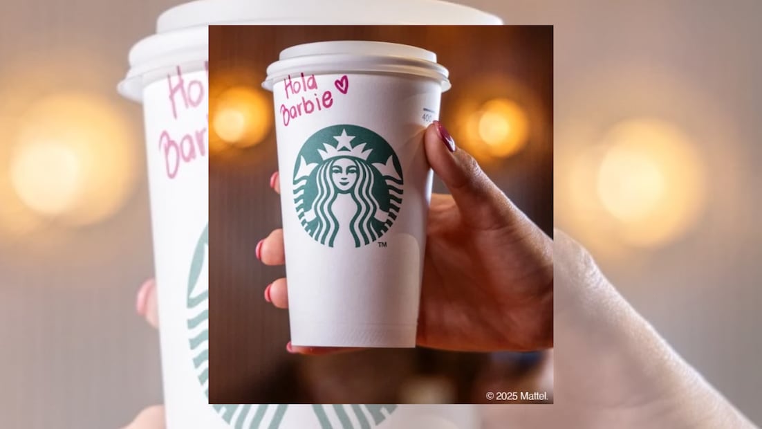El universo rosa de Barbie llega a Starbucks con bebidas, postres y accesorios de edición especial que celebran la autoexpresión y la alegría (Foto: Captura de pantalla-Starbucks)
