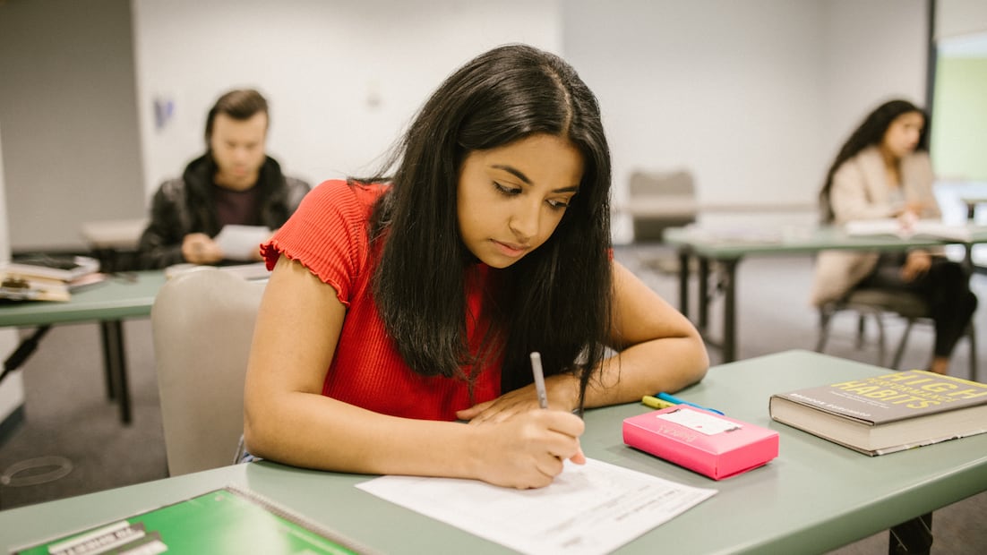 La Beca Rita Cetina 2025 apoya a jóvenes estudiantes de secundaria con 1900 pesos bimestrales  (Foto: Canva)