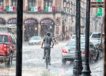 Precios de emergencia: Paraguas desde 20 pesos y botas desde 200 para enfrentar las lluvias en CDMX