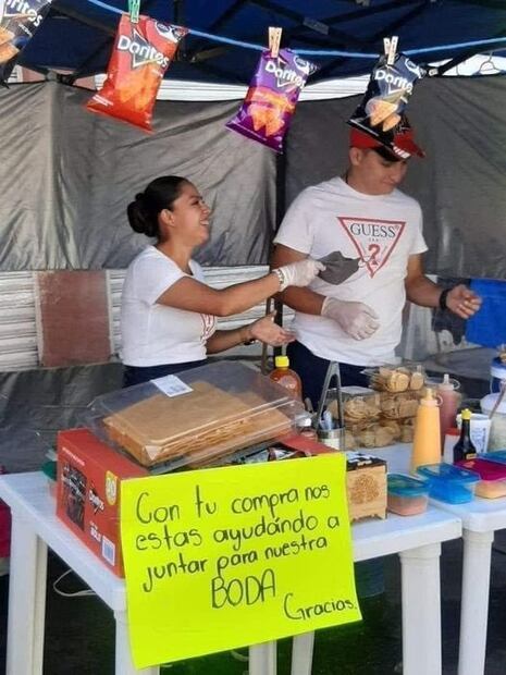 Una pareja de emprendedores generan ingresos para sus boda, vendiendo diferentes golosinas. (Foto: Redes Sociales)