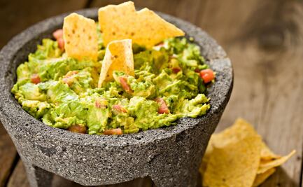Precio aguacate y jitomate para preparar guacamole para una familia, para ver el Super Bowl