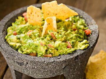 Precio aguacate y jitomate para preparar guacamole para una familia, para ver el Super Bowl
