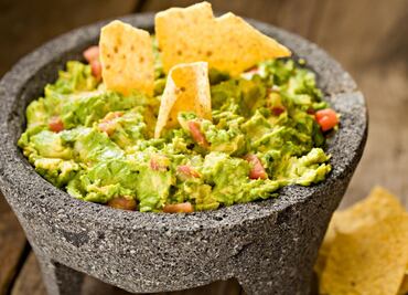 Precio aguacate y jitomate para preparar guacamole para una familia, para ver el Super Bowl