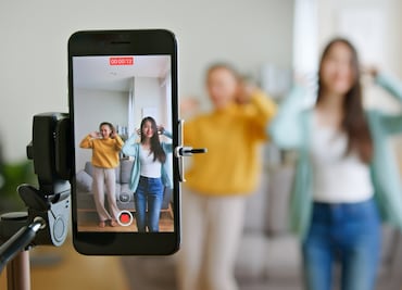 ¿Qué es el "deinfluencing" la nueva tendencia de TikTok que cuida tus ahorros?