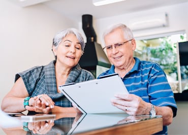 Por qué el IMSS deposita en mayo y el ISSSTE en abril