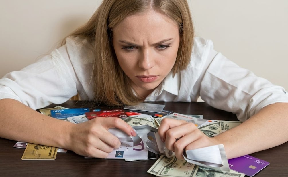 Tu saldo en la tarjeta no disminuye aunque pagues puntualmente: descubre las trampas ocultas en tu cuenta. (Foto: Creada con IA)