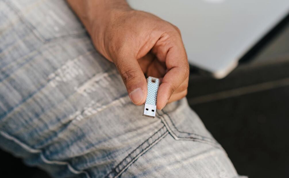 Puedes utilizar tu e.firma guardada en alguna memoria USB para aumentar tu límite de ahorro en Cetesdirecto. (Foto: Pexels)