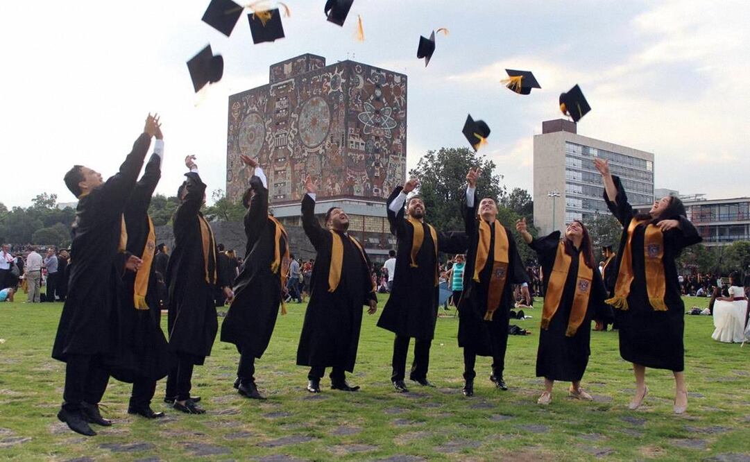 Estudiantes graduados de la Universidad Nacional Autónoma de México. (Foto: DeDinero)