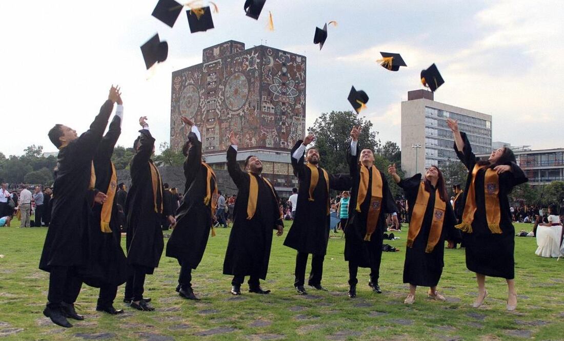 Estudiantes graduados de la Universidad Nacional Autónoma de México. (Foto: DeDinero)