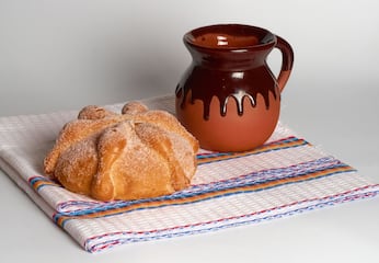 Chef comparte receta de pan de muerto esponjoso en taller de 1 día, emprende tu negocio con datos del INEGI