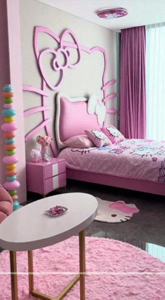 Los muebles son de color rosa y están inspirados en el personaje de Sanrio. (Foto: Captura)