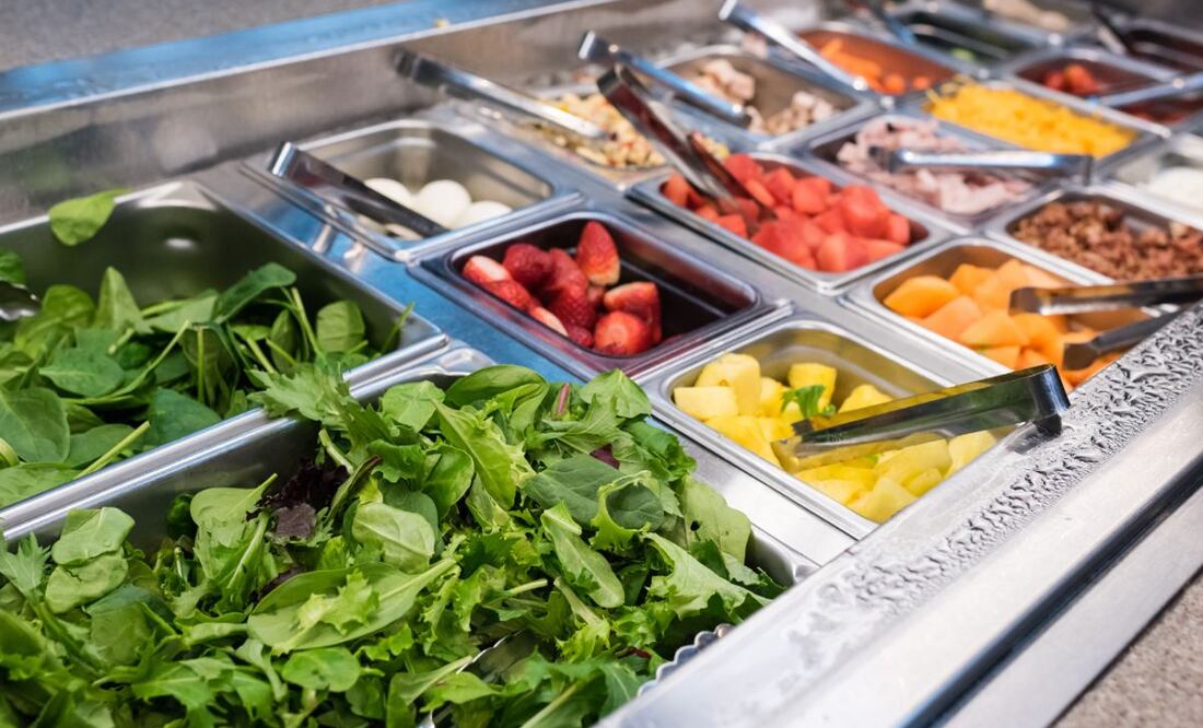 Descubre como generar ingresos de has 100 mil pesos al mes con una barra de ensaladas. (Foto: DeDinero)