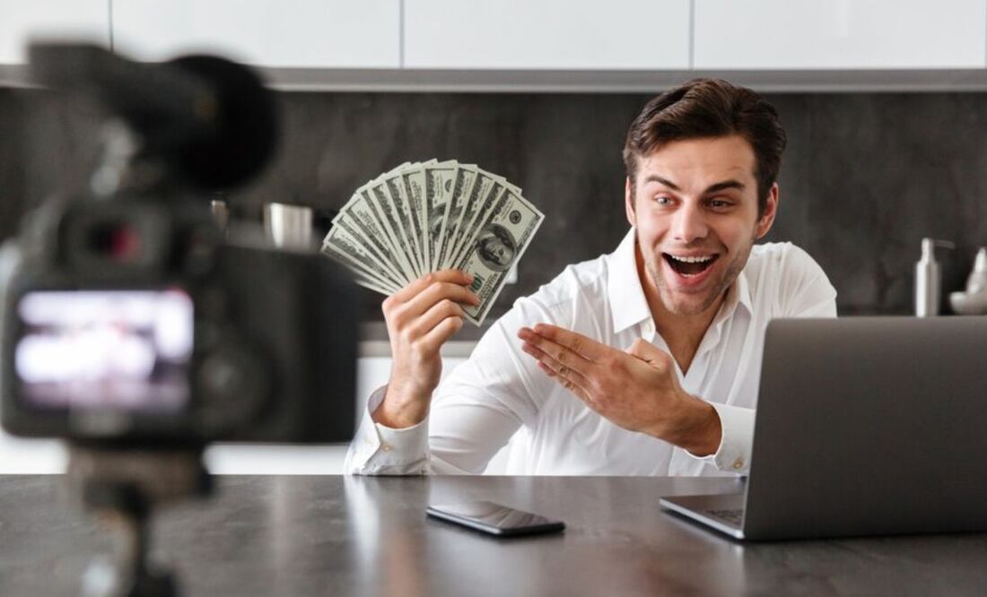 Varios creadores de contenido generan ingresos hablando sobre finanzas en plataformas digitales. (Foto: Freepik)