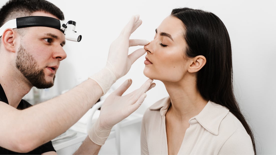 La rinoplastia es una de las cirugías más demandadas en la CDMX (Foto: Canva)
