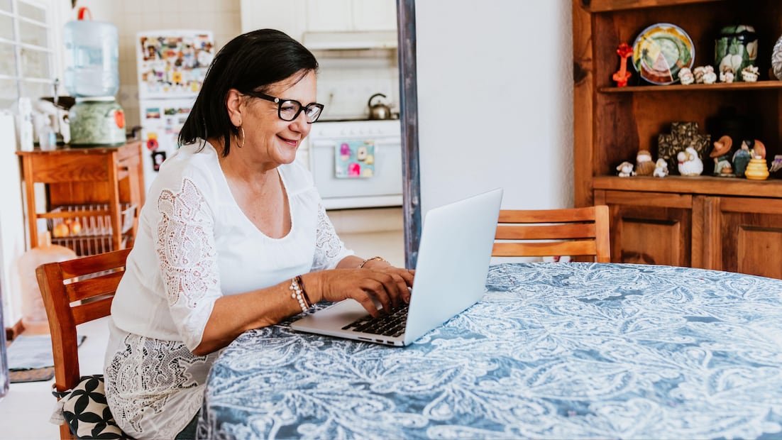 La Pensión Mujeres Bienestar permite registrarse también en sábados para facilitar el acceso al programa a quienes no pueden acudir entre semana (Foto: Canva)