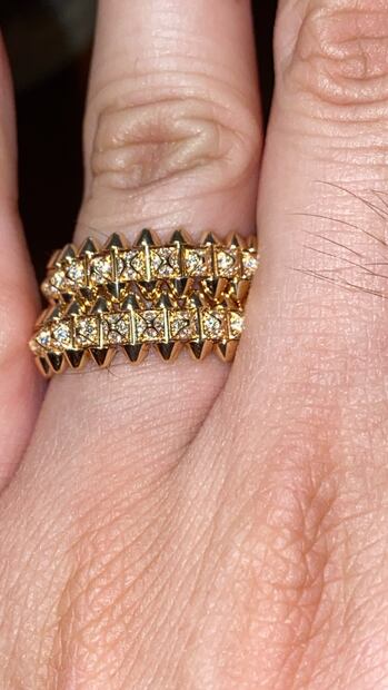 Luego de varios días de polémica, los famosos aretes de oro rosado de Cartier, ya están en manos de Rogelio. (Foto: Redes Sociales)
